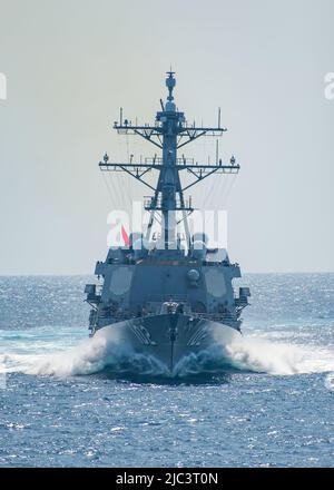 MARE DELLE FILIPPINE (19 maggio 2022) il cacciatorpediniere missilistico guidato di classe Arleigh Burke USS Sampson (DDG 102) svolge normali operazioni in corso. Sampson è in fase di implementazione pianificata nell'area delle operazioni della flotta USA 7th per migliorare l'interoperabilità attraverso alleanze e partnership, fungendo da forza di risposta pronta a supporto di una regione indopacifica libera e aperta. (STATI UNITI Foto Navy di Mass Communication Specialist 2nd Classe James S. Hong) Foto Stock