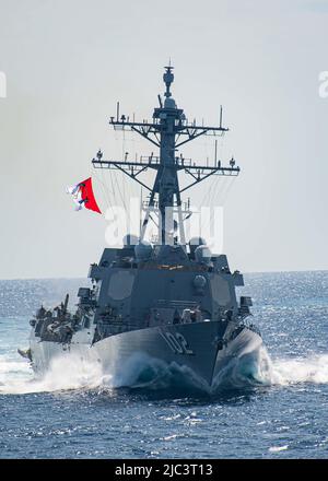 MARE DELLE FILIPPINE (19 maggio 2022) il cacciatorpediniere missilistico guidato di classe Arleigh Burke USS Sampson (DDG 102) svolge normali operazioni in corso. Sampson è in fase di implementazione pianificata nell'area delle operazioni della flotta USA 7th per migliorare l'interoperabilità attraverso alleanze e partnership, fungendo da forza di risposta pronta a supporto di una regione indopacifica libera e aperta. (STATI UNITI Foto Navy di Mass Communication Specialist 2nd Classe James S. Hong) Foto Stock