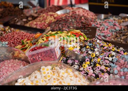 Dolci in vendita al mercato di Winchester Foto Stock