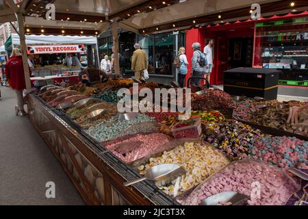 Dolci in vendita al mercato di Winchester Foto Stock