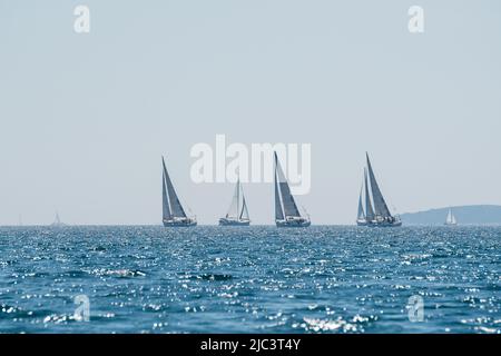 Gli yacht gareggiano in team sailing, Croazia Foto Stock