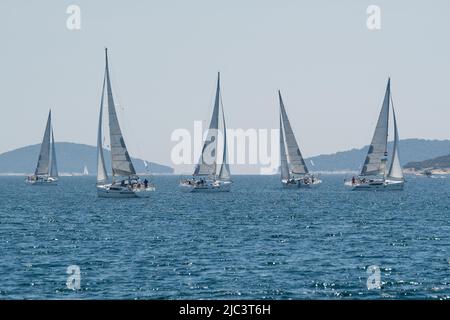 Gli yacht gareggiano in team sailing, Croazia Foto Stock