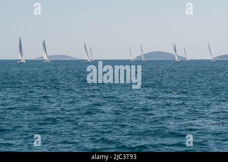 Gli yacht gareggiano in team sailing, Croazia Foto Stock