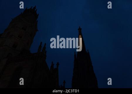 Vienna, Vienna, Austria. 9th giugno 2022. Una scala si illumina in cima alla cattedrale di Santo Stefano a Vienna, Austria. (Credit Image: © Matias Basualdo/ZUMA Press Wire) Foto Stock