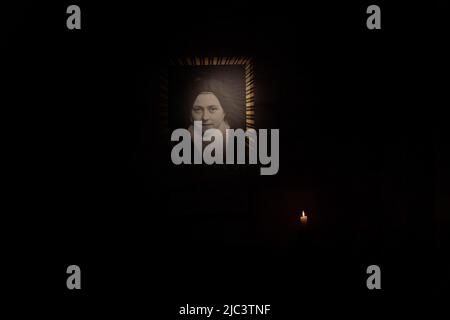 Vienna, Vienna, Austria. 9th giugno 2022. Un'immagine di Santa Teresa è illuminata all'interno della Cattedrale di Santo Stefano a Vienna, Austria. (Credit Image: © Matias Basualdo/ZUMA Press Wire) Foto Stock