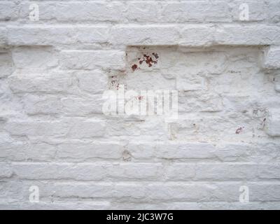 Muratura vecchia e irregolare. Muro buca, mattoni imbiancati, mattoni Foto Stock