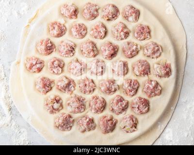 cucina gnocchi fatti in casa con vista dall'alto della carne. Foto Stock