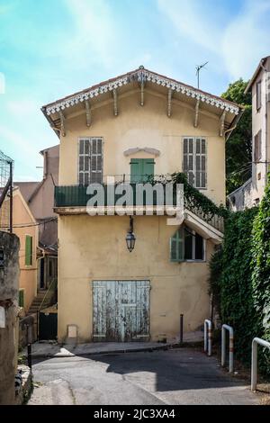 L'Estaque, Marsiglia, Francia, maggio 2022, vista di una casa con persiane chiuse Foto Stock