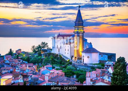 Piran, Slovenia. Vista panoramica del Mare Adriatico e della città di Pirano in Istria, chiesa di San Giorgio scena notturna. Foto Stock