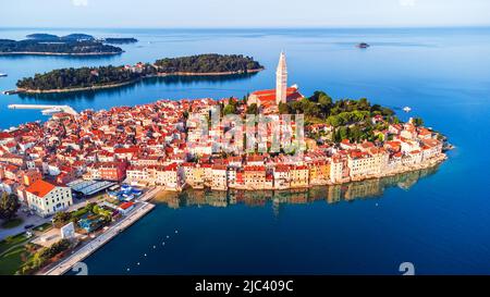 Rovigno, Croazia. Veduta aerea del centro storico di Rovigno e del Mare Adriatico, regione Istria, Europa. Concetto di background del viaggio. Foto Stock