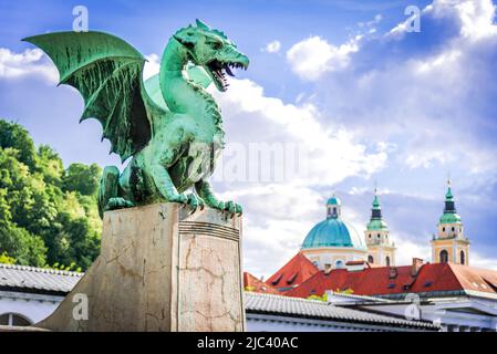 Lubiana, Slovenia. Ponte del drago (Zmajski Most), simbolo di Lubiana, capitale della Slovenia, Europa. Foto Stock