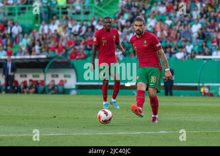 Giugno 09, 2022. Lisbona, Portogallo. Ruben Neves (18), centrocampista di Portogallo e Wolverhampton, in azione durante il torneo finale della Lega delle Nazioni Unite tra Portogallo e Repubblica Ceca. Credito: Alexandre de Sousa/Alamy Live News Foto Stock