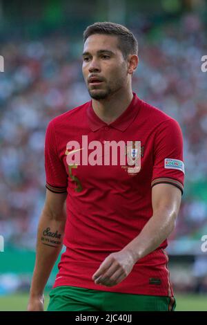 Giugno 09, 2022. Lisbona, Portogallo. Il difensore di Portugal e Borussia Dortmund Raphael Guerreiro (5) in azione durante il torneo finale della Lega delle Nazioni UEFA tra Portogallo e Czechia credito: Alexandre de Sousa/Alamy Live News Foto Stock