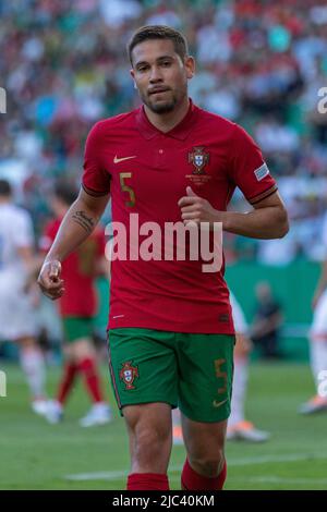 Giugno 09, 2022. Lisbona, Portogallo. Il difensore di Portugal e Borussia Dortmund Raphael Guerreiro (5) in azione durante il torneo finale della Lega delle Nazioni UEFA tra Portogallo e Czechia credito: Alexandre de Sousa/Alamy Live News Foto Stock