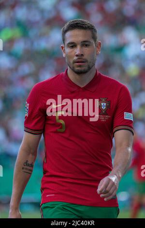 Giugno 09, 2022. Lisbona, Portogallo. Il difensore di Portugal e Borussia Dortmund Raphael Guerreiro (5) in azione durante il torneo finale della Lega delle Nazioni UEFA tra Portogallo e Czechia credito: Alexandre de Sousa/Alamy Live News Foto Stock