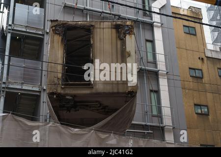 La rimozione di ogni camera delle capsule inizia durante la demolizione della Torre delle capsule di Nakagin progettata dall'architetto giapponese Kisho Kurokawa a Tokyo, Giappone, il 3 giugno 2022. (Foto Motoo Naka/AFLO) Foto Stock