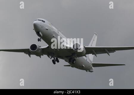 ZP807 "William Barker VC", un Boeing Poseidon MRA1 gestito dalla Royal Air Force nel ruolo di pattugliamento marittimo, durante i voli di addestramento all'aeroporto internazionale di Prestwick in Ayrshire, Scozia. Foto Stock