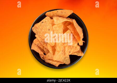 ciotola con croccanti patatine fritte di formaggio e sfondo colorato a gradiente. Foto Stock