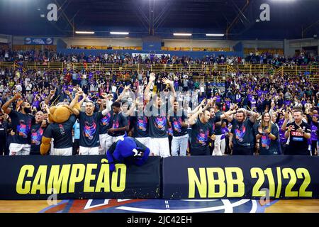 Franca, Brasile. 09th giugno 2022. SP - Franca - 06/09/2022 - NBB 2022, FRANCA X FLAMENGO - i giocatori franca festeggiano la vittoria al termine della partita contro Flamengo al Poliesportivo Pedrocao per il friendly Foto: Thiago Calil/AGIF/Sipa USA Credit: Sipa USA/Alamy Live News Foto Stock