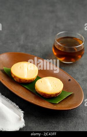 KUE Kuala Lumpur o Mud Cake, spuntino tradizionale indonesiano a base di patate, farina, uova e latte di cocco con formaggio Foto Stock