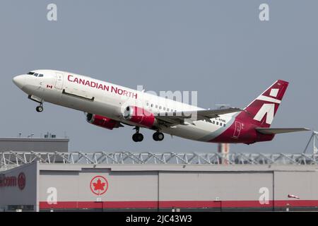 Un Boeing 737-400 Combi canadese del Nord decollo dall'Aeroporto Internazionale Pierre Elliott Trudeau di Montreal. Canadian North, è una compagnia aerea interamente di proprietà degli inuit con sede a Kanata, Ontario Foto Stock