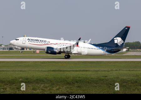 Un Boeing Aeromexico 737-8 MAX decollo dall'aeroporto internazionale Pierre Elliott Trudeau di Montreal. AerovÌas de MÈxico, che opera come Aeromexico, è la compagnia aerea di bandiera del Messico, con sede a Città del Messico. Gestisce servizi di linea per oltre 90 destinazioni in Messico; Nord, Sud e Centro America; Caraibi, Europa e Asia. Foto Stock