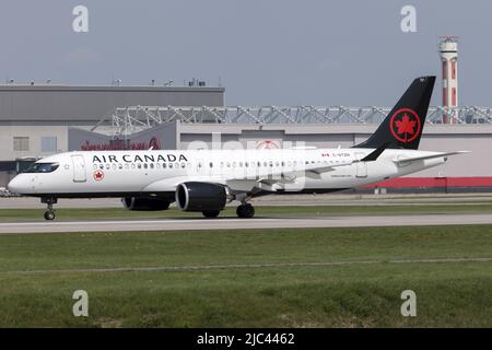 Montreal, Canada. 21st maggio 2022. Un Airbus Air Canada 220-300 atterra all'aeroporto internazionale Pierre Elliott Trudeau di Montreal. L'Airbus A220 è una famiglia di aerei a cinque abreast a corpo stretto di Airbus Canada Limited Partnership. E 'stato originariamente progettato da Bombardier. (Foto di Fabrizio Gandolfo/SOPA Images/Sipa USA) Credit: Sipa USA/Alamy Live News Foto Stock