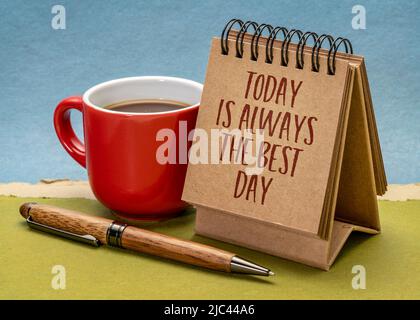 Oggi è sempre il giorno migliore - scrittura di ispirazione in un piccolo calendario desktop con una tazza di caffè, mentalità positiva e concetto di atteggiamento Foto Stock