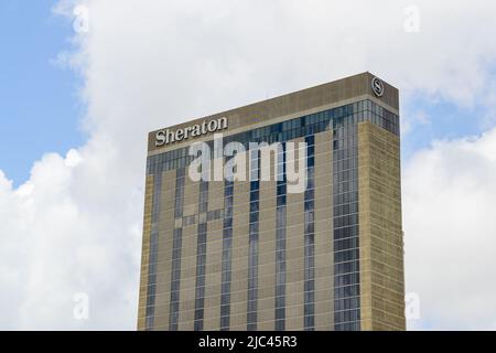 NEW ORLEANS, LA, Stati Uniti d'America - 24 APRILE 2022: Cartello e logo Sheraton Hotel sul lato dell'edificio nel centro di New Orleans Foto Stock