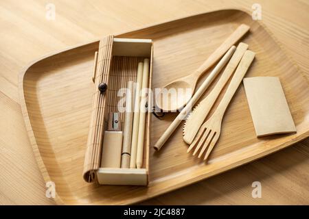 Foto di eco concetto di produzione senza rifiuti, tovaglie in legno, matita e strumenti di scrittura su vassoio. Produzione non inquinante di cancelleria Foto Stock