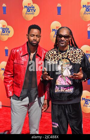 Santa Monica, CA USA - 5 giugno 2022. Jay Ellis e Snoop Dogg sono in attesa dei premi cinematografici e televisivi del 2022. Foto: Michael Mattes/michaelmattes.co Foto Stock