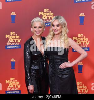 Santa Monica, CA USA - 5 giugno 2022. Dorinda Medley e Taylor Armstrong sono partecipanti al Movie and TV Awards 2022. Foto: Michael Mattes/michaelmattes.co Foto Stock