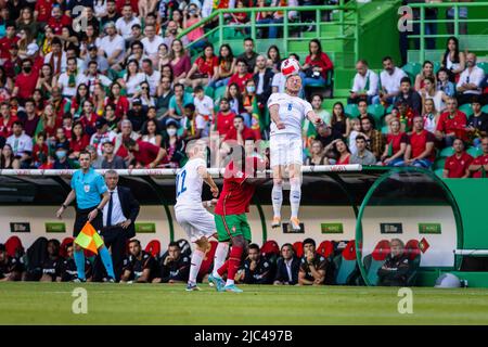 Lisbona, Portogallo. 09th giugno 2022. Vladimir Coufal (R) Tomas Soucek (L) della Repubblica Ceca e William Carvalho del Portogallo (C) visto in azione durante la Lega delle Nazioni UEFA, Lega Un gruppo 2 partita tra Portogallo e Repubblica Ceca allo stadio Jose Alvalade. (Punteggio finale; Portogallo 2:0 Repubblica Ceca) (Foto di Henrique Casinhas/SOPA Images/Sipa USA) Credit: Sipa USA/Alamy Live News Foto Stock