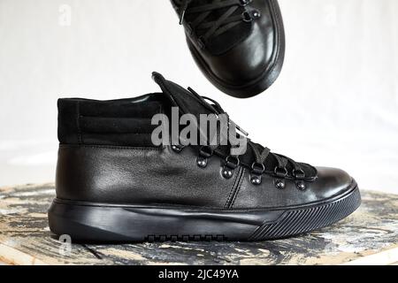 Sneaker eleganti in pelle scamosciata. Scarpe sportive. Scarpe o loafer costosi isolati su sfondo bianco con cose diverse. Foto professionali Foto Stock