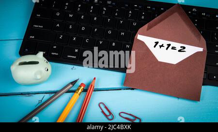 Uno più uno equivale a due. Tastiera del computer sulla scrivania. Foto Stock