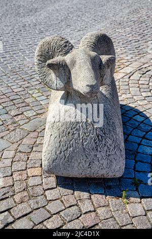 Scultura in pietra, pecora del Gotland come barriera, bollo su ciottoli, zona pedonale nel centro storico di Visby, Gotland Island, Svezia Foto Stock