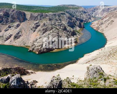 Drone girato, Parizevacka Glavica, location di film Karl May, fiume Zrmanja, Jasenice, contea di Zara, Croazia Foto Stock