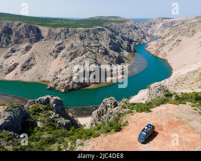 Drone girato, Parizevacka Glavica, location di film Karl May, fiume Zrmanja, Jasenice, contea di Zara, Croazia Foto Stock