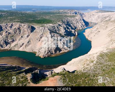 Drone girato, Parizevacka Glavica, location di film Karl May, fiume Zrmanja, Jasenice, contea di Zara, Croazia Foto Stock