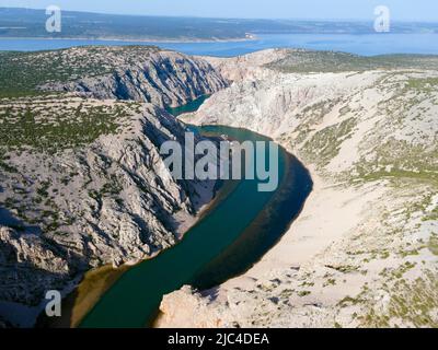 Drone girato, Parizevacka Glavica, location di film Karl May, fiume Zrmanja, Jasenice, contea di Zara, Croazia Foto Stock