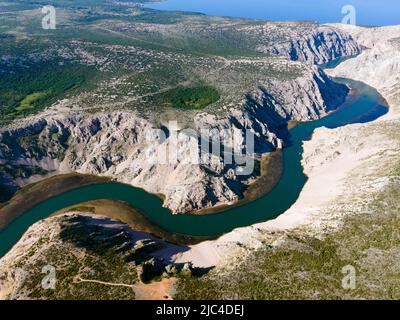 Drone girato, Parizevacka Glavica, location di film Karl May, fiume Zrmanja, Jasenice, contea di Zara, Croazia Foto Stock