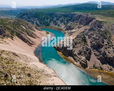 Drone girato, Parizevacka Glavica, location di film Karl May, fiume Zrmanja, Jasenice, contea di Zara, Croazia Foto Stock