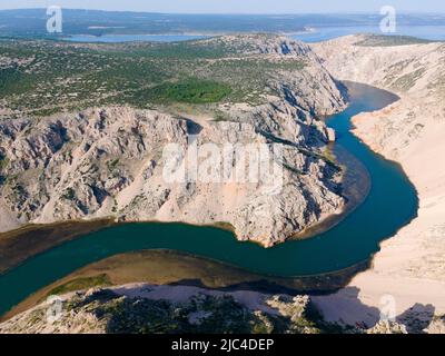 Drone shot, Parizevacka Glavica, location di film Karl May, fiume Zrmanja, Jasenice, contea di Zara, CroatiaDrone shot, Pari Foto Stock