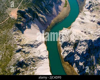 Drone girato, Parizevacka Glavica, location di film Karl May, fiume Zrmanja, Jasenice, contea di Zara, Croazia Foto Stock