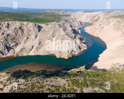 Drone girato, Parizevacka Glavica, location di film Karl May, fiume Zrmanja, Jasenice, contea di Zara, Croazia Foto Stock