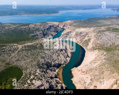 Drone girato, Parizevacka Glavica, location di film Karl May, fiume Zrmanja, Jasenice, contea di Zara, Croazia Foto Stock