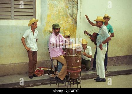 Musicista di strada in un vicolo di Trinidad, patrimonio dell'umanità dell'UNESCO, Cuba, Caraibi Foto Stock
