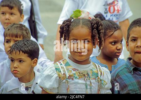 Kubanische Kinder in der Altstadt von Havanna, Kuba, Karibik | Bambini cubani nella città vecchia di Havana, Cuba, Caraibi Foto Stock