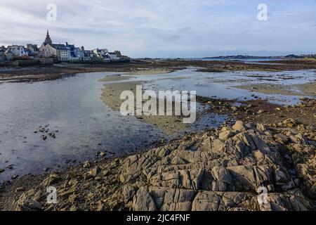 Città vecchia di Roscoff con la chiesa Notre-Dame-de-Croaz-Batz a bassa marea, dipartimento Finistere Penn ar Bed, regione Bretagne Breizh, Francia Foto Stock