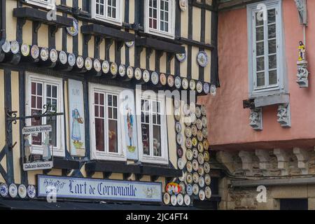 Casa a graticcio con faiences a Place Saint-Corentin, centro storico di Quimper, Finistere dipartimento, Bretagna regione, Francia Foto Stock